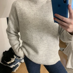 Grå stickad tröja  - Grå stickad tröja, bra kvalite 