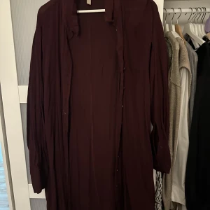 Vinröd tunika  - Vinröd tunika, storlek XxL, använd men går att använda ännu fler gånger 🌟 