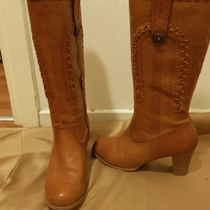 Cowboy boots  - Bruna läder cowboy boots med klack. Dom är i perfekt skick jag har bara andvänt dom ett tio tal gånger