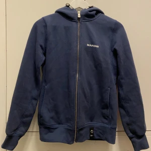 Hoodie med dragkedja  - En skön tjocktröja i storlek M. Inget fel på den men kommer bara inte till användning😊