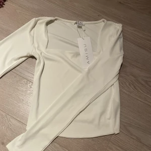 Långärmad tajt tröja - Säljer denna vita tajta tröjan med en fin passform. Helt oanvänd då jag har en liknande, lappen är kvar. Storlek M men liten i storleken, passar Xs och S. 