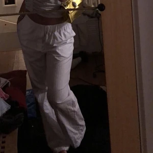 Byxor zara - Snygga tygbyxor från zara! Lite randiga🥰inga defekter! Jag är 171 cm lång & det är storlek M i byxan ❤️går inte att köpa längre! Skriv för fler bilder⭐️