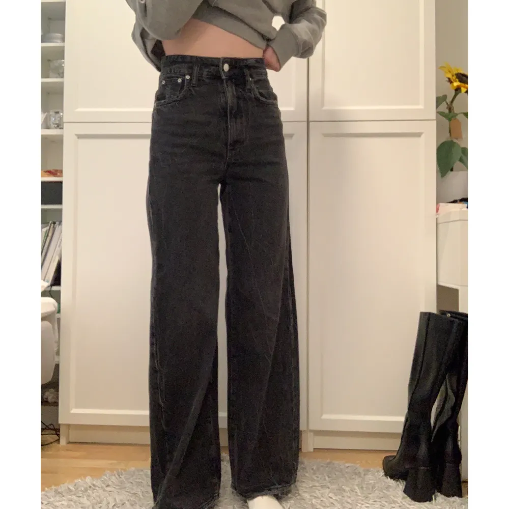 Svarta/ gråaktiga jeans från Gina Tricot. Fint skick! Strl XS/34. Jeans & Byxor.
