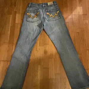 Hej, säljer dessa lågmidjade jeans från märket Clara i en snygg ljus tvätt med detaljer på bak- och framfickorna. Storlek 38 Hör av er vid frågor:) 