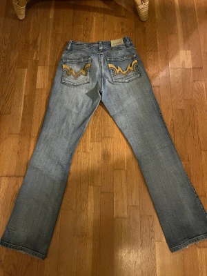 Lågmidjade jeans med detaljer  - Hej, säljer dessa lågmidjade jeans från märket Clara i en snygg ljus tvätt med detaljer på bak- och framfickorna. Storlek 38 Hör av er vid frågor:) 