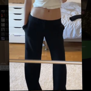 Lågmidjade kostymbyxor  - Lågmidjade kostymbyxor. Köpta har på Plick men har inga defekter. Säljs för att jag ej använder dom.