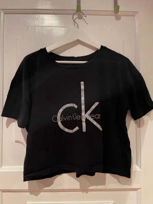 Calvin Klein t-shirt  - En svart Calvin Klein t-shirt, nästan aldrig använd. 