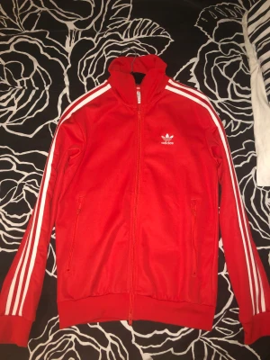 Adidas kofta - Hej! Säljer min Addis kofta i röd. Säljer koftan för jag använder den ej. Den är som ny och är helt felfri. Har knappt använd den heller.