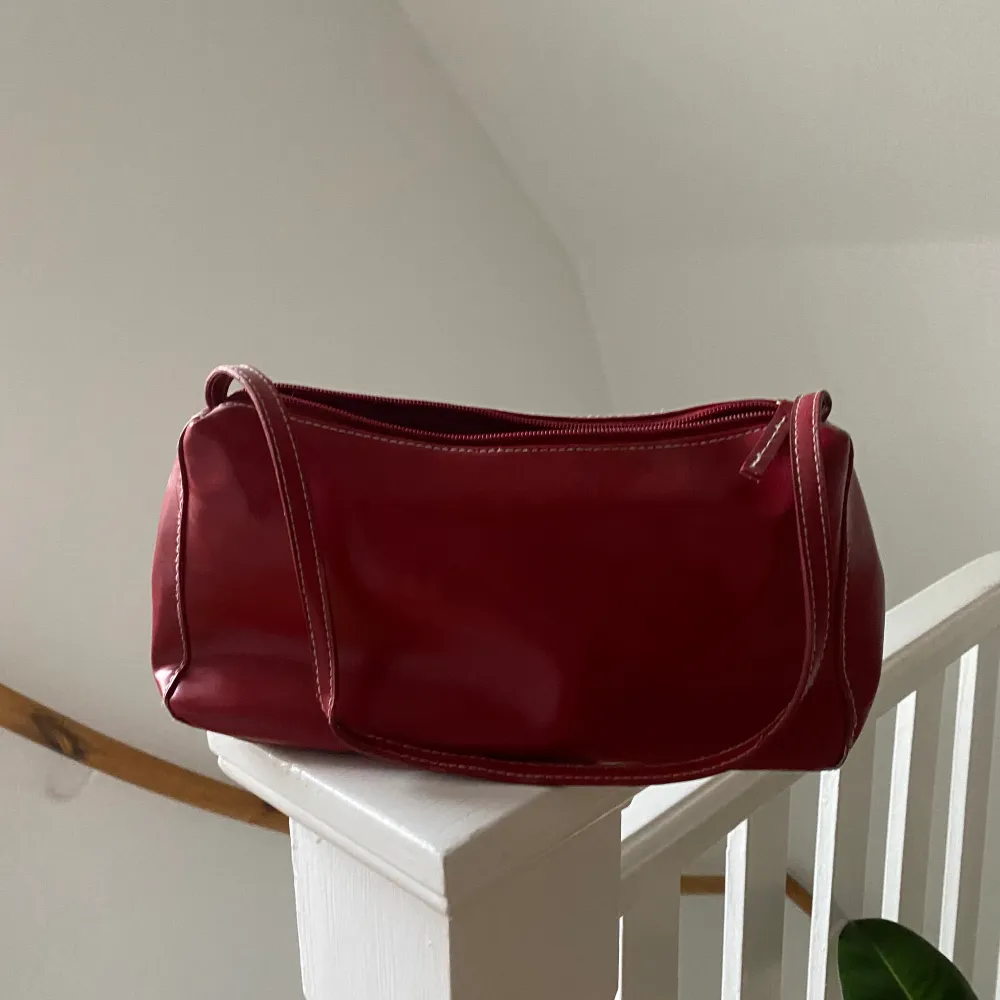 Cool och fin väska. Relativt liten men är perfekt till shopping/utekväll mm🫶🏻 den har ett litet fack på insidan. Väskor.