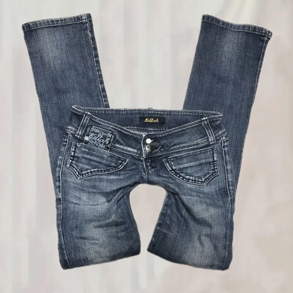 Snygga Lågmidjade jeans i modell bootcut. Midjemått: 25 inch Innerbensmått: 31 inch❤️❤️ från Killah. Jeans & Byxor.