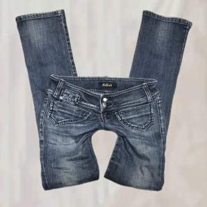 Snygga Lågmidjade jeans i modell bootcut. Midjemått: 25 inch Innerbensmått: 31 inch❤️❤️ från Killah