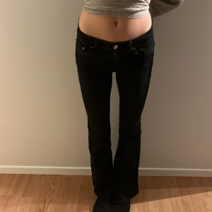 Low waist jeans  - Fina svarta jeans från Gina 