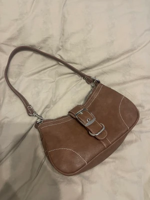 Bikbok väska  - Säljer nu denna snygga och cool handväska från bikbok. Säljer den för att jsg ej använder den och använt Max 5 gånger. Säljer i befintligt skick och köparen står för frakten!