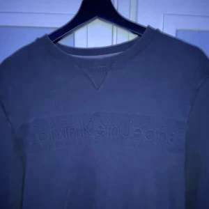 Calvin Klein sweatshirt - Säljer nu denna Calvin Klein sweatshirt. Kom privat för bättre bilder 
