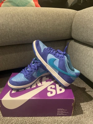 Nike dunk low blueraspberry  - Jag säljer ett par nike dunk low blueraspberry eftersom att de knte riktigt kommit till användning🙃 Storlek: 42 använda 2 gånger😁 Dm gärna för flera bilder Ordinarie pris: ca 2400 och köpta på kickscrew 