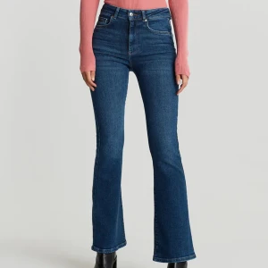 Gina tricot flare jeans - Flare jeans med en figurnära passform. Jeansen är blåa och har en skinny fit. De är gjorda av denim och har en hög midja, lätt utsvängda ben och komfortstrech. maskintvätt i 30°c. Jag skulle säga att jeansen är i nyskick, jag har bara provat den.  