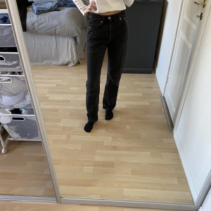 Jeans från weekday  - Nyskick Svarta med en grå nyans 