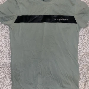 Grön ”Sail Racing” T-Shirt  - Grön Sail Racing Tischa. Storlek S. Knappt använd, inga märken/hål/smuts och kvaliten är väldigt bra. Kunden betalar frakten 😚.