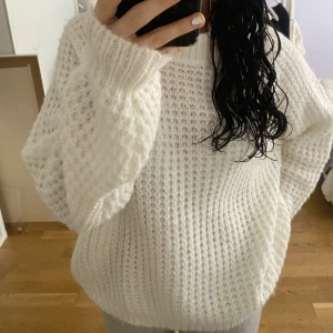 Stickad tröja  - Säljer denna stickade tröjan som är använd ca 1 gång❤️ storlek M men passar mig som vanligtvis har S. Köpt för 150 ❤️