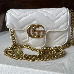 En kopia Gucci mini väska 😻 i nyskick , vitfärga mått:bredd 18 cm, hojd 11 cm 