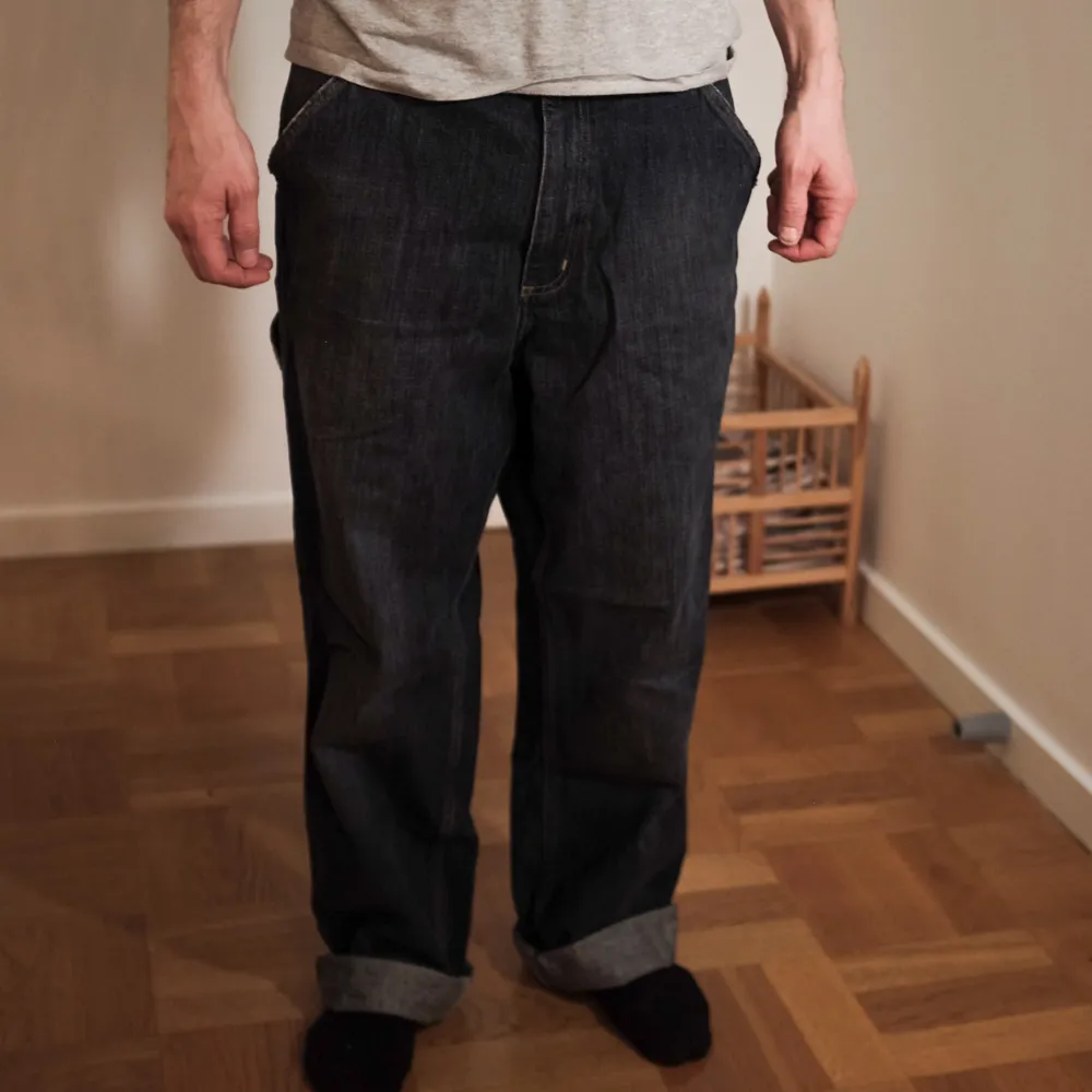 Fina jeans i storlek 31/32 från Carhartt. De är inköpta på Plick och är i fint skick, bortsätt från minimalt slitage längst ner på ena byxbenet. (Skicka dm för bild). Detta syns dock inte om man har dem uppvikta.. Jeans & Byxor.