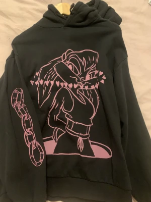 Hoodie - Väldigt mysigt hoodie jätteskönt att har på sig den, har använt minst 2 gånger.