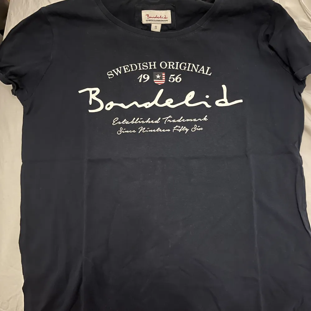 Säljer en mörkblå t-shirt från Bondelid, i fint skick💙💙. T-shirts.
