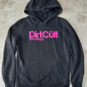 DirtCult hoodie - Svart hoodie med cerise tryck. Storlek M, herr. Fint skick