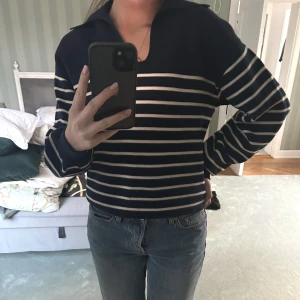 Randig tjocktröja - Säljer denna jättefina tröja från other stories💓 Köpt för 690 kr och nästan aldrig använd: Storlek S 💗💓