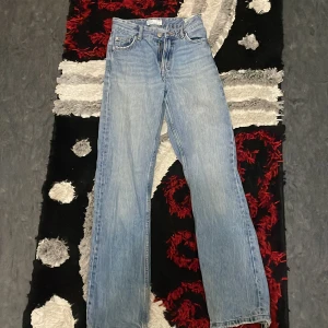 Straight jeans - De har tyvärr blivit lite för små för mig men skulle passa någon med storlek 30 priset kan diskuteras(köpte för 5 månader sen)