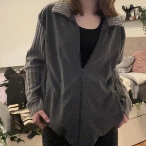 Fleece zipup - Tunn Fleece med glatt material innuti . vänstra fickan är trasig och gummibanden som anpassar dess passform är mycket slitna