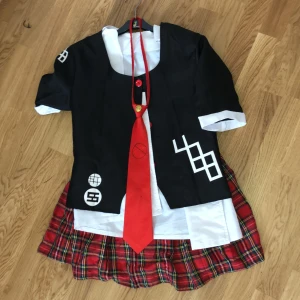 Junko Enoshima cosplay  - Selling my junko Enoshima cosplay! Never found a good time to cosplay her :) you can get the wig too but it’s pretty destroyed.  But with the wig it would be 300kr and without it, it would be just 270kr