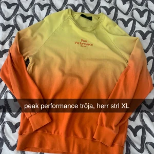 peak performance tröja - fint skick! storlek på bilden. pris är diskuterbart! nypris var 1999kr så säljes för 650kr eller bud