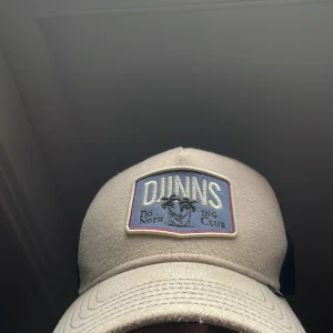 Djinns trucker keps  - Kepsen är knappt använd för tycker inte om hur den sitter. Kan tänka mig sänka pris vid snabb affär 