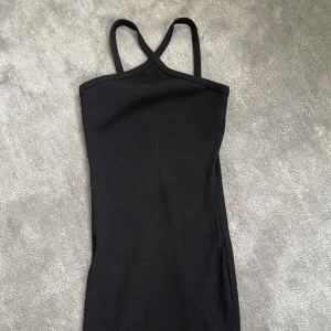 Söt klänning  - Supersöt klänning från lager 157 i XS, helt nyskick och prislappen kvar. Säljer då jag beställde o tyckte den va lite tajt på mig och sen han jag inte lämna tillbaka. Tveka inte vid frågor, tryck INTE på köp nu.💞