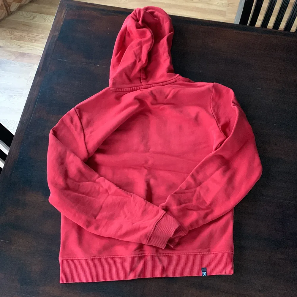En röd dcshoecousa hoodie i storlek 12 år. Tröjor & Koftor.