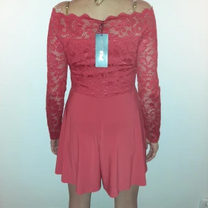 Röd klänning (byxklänning) i storlek Medium - Helt ny Storlek Medium