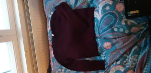 Stickad tröja - Begagnat skick. Säljer i gul och marinblå också.