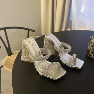 Klackar  - Jättefina klackar som aldrig är använda!🪩