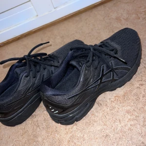 Asics träningsskor - Ett par träningsskor, aldrig använt pga för små.