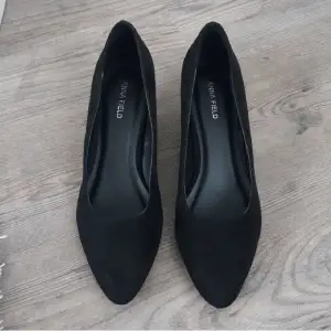 Svarta klackskor som är använda en gång. De är smalare än vanliga skor så passar strl 38/39. 
