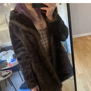 Fejkpäls - Jättemysig o snygg kappa i fuskpäls, strl 38 men sitter bra på mig som är en 34 i vanliga fall så beror lite på hur man vill att den sitter☺️ Säljer då jag inte har användning för den längre🥰