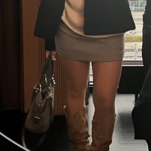 Rutig kjol - Superfin och stilren kjol från mango, stl S💓använd en gång, nypris 349 kr