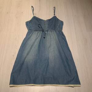 Jeans klänning från GinaTricot. Storlek 36