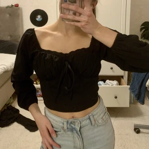 Topp - Svart topp från Urban outfitters i storlek XS. Har svart dragkedja vid sidan som går nästan hela vägen upp, men syns inte när man har på den💓