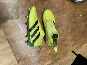 Adidas ace pure controll  - Adidas ACE 16.1, ett mästerverk tillverkat av adidas och blev använt av supersjärnor, Mesut özil och Paul Pogba är få av dom som använde skorna säsongen 2016/2017. Ett väldigt sällsynt par som är väldigt svärt att hitta, går för runt 2500-3500. 