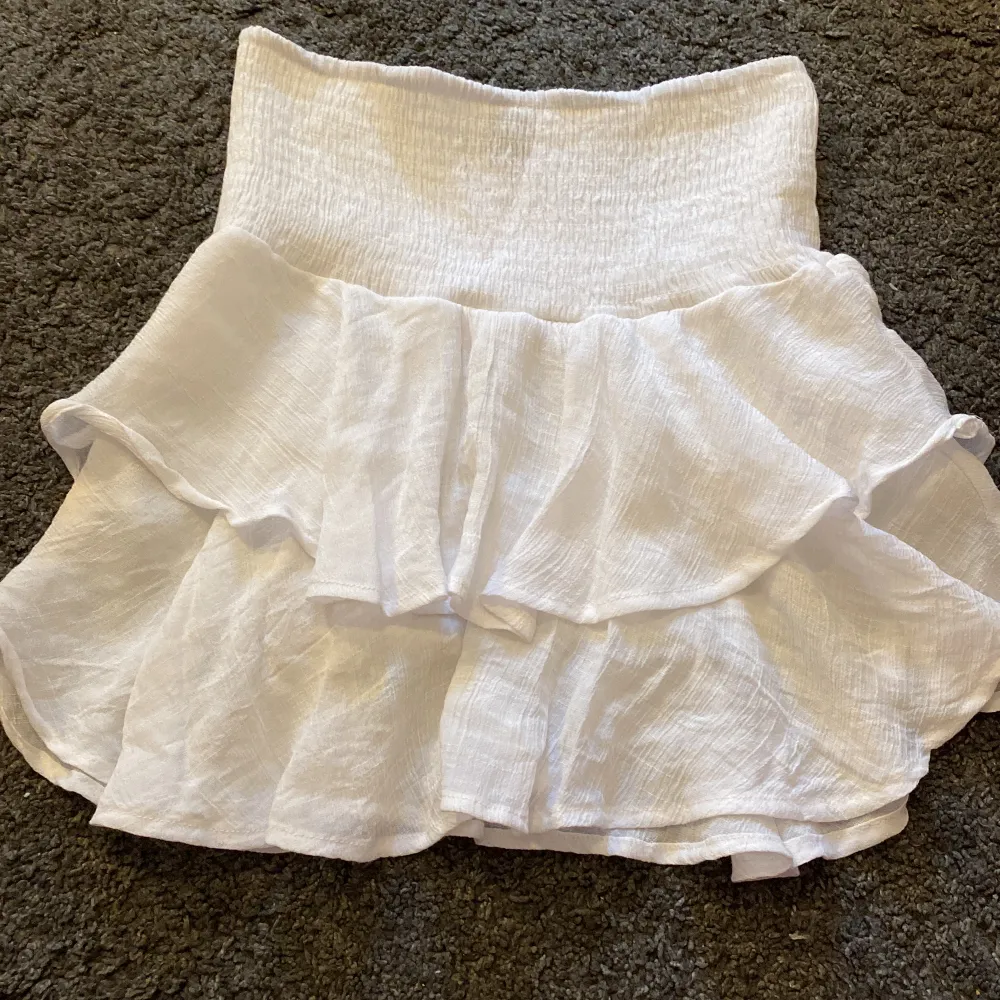 Jätte fin vit volang kjol till sommaren! Köpt från shein, säljer då den inte kommer till användning. Skriv om du är intresserad eller har frågor 💘. Kjolar.