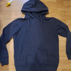 Pull&bear hoodie - En marinblå hoodie från Pull&bear i fint skick. Lite smådeffekter på armmuddarna! Skriv för fler bilder<3