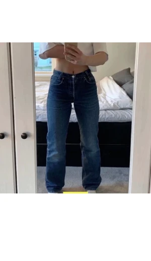 Levis Jeans - Köpte dessa för ett tag sen men säljer nu då de inte kommer till användning! Fint skick❤️ Köptes för 600🫶🏻