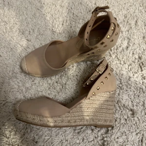 Espadrillos med kilklack - Säljer dessa espadiollosarna med kilklack💗använda en gång på altan, valentinoliknande